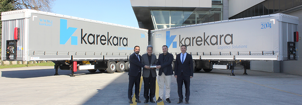 Teslimat töreni Tırsan Adapazarı Mega Üretim Kampüsü’nde Tırsan Treyler Yönetim Kurulu Başkanı Çetin Nuhoğlu’nun ev sahipliğinde gerçekleştirildi. Törene Karekara Lojistik Yönetim Kurulu Başkanı Nusret Kutlu ve Yönetim Kurulu Başkan Vekili Rıfat Kutlu ile Tırsan Satış İcra Kurulu Üyesi Özgür Ayçiçek katılım gösterdi.